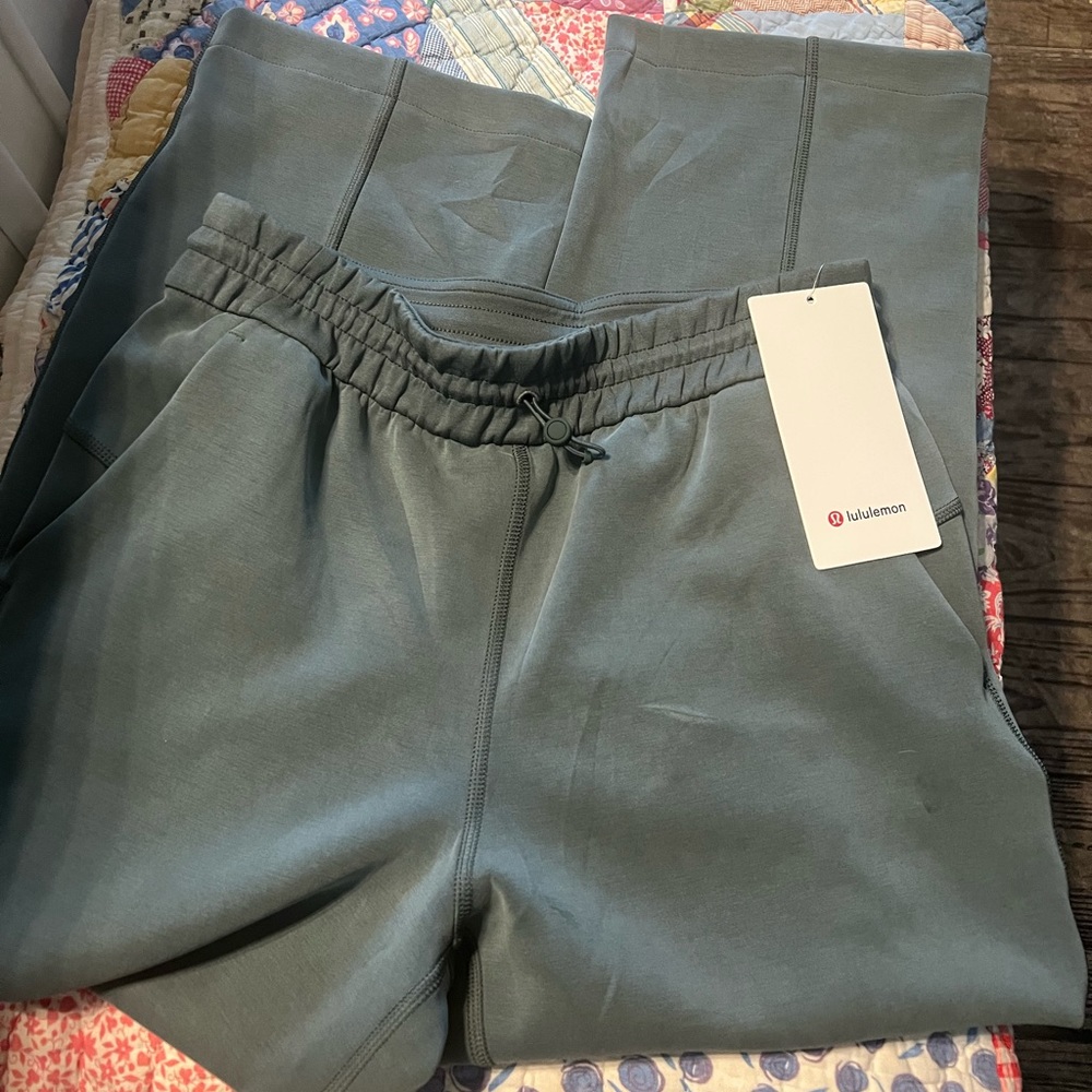 Lululemon softstreme HR crop size 6